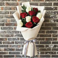 Букет красно-белые розы в Лянторе Букет цветов из:  Розы в Лянторе