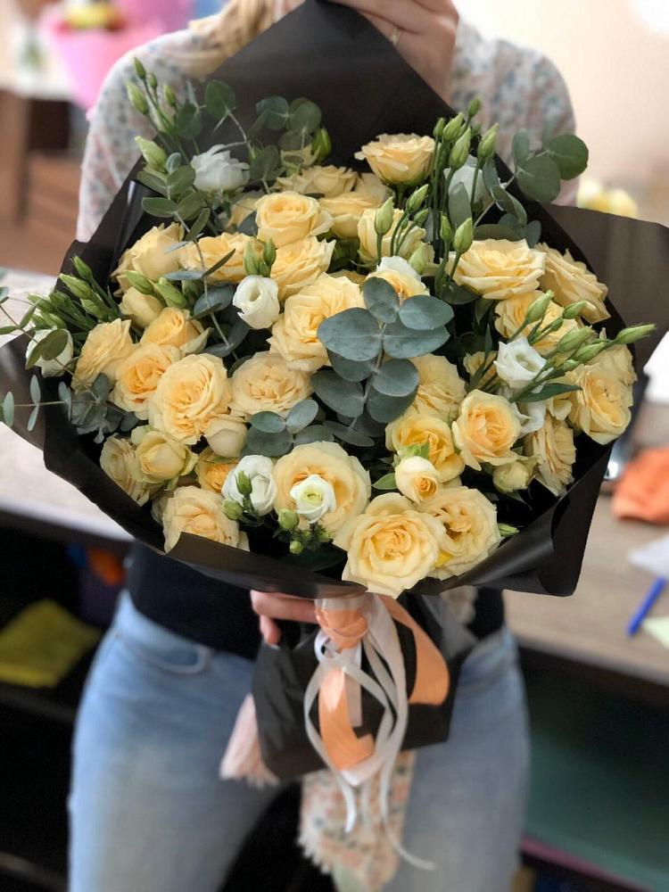 Букет птица счастья в Лянторе Букет цветов из: Розы и Лизиантусы в Лянторе