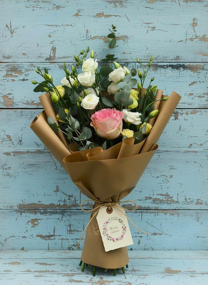 Букет нежный привет в Лянторе Букет цветов из: Розы и Лизиантусы в Лянторе