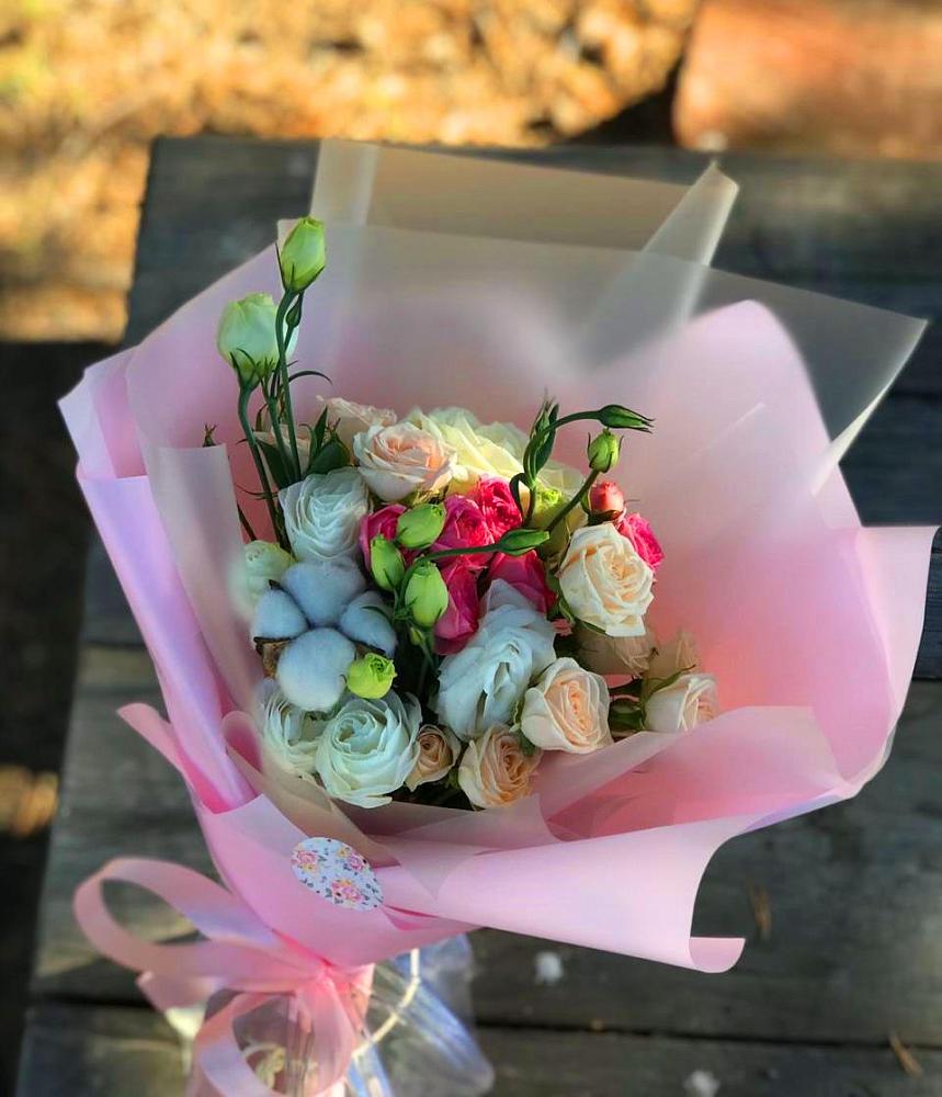 Букет цветочный коктейль в Лянторе Букет цветов из: Розы и Лизиантусы в Лянторе