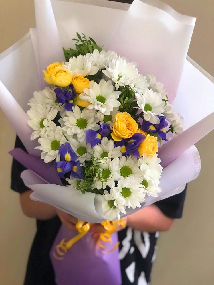 Букет солнечный привет в Лянторе Букет цветов из: Ирисы, Хризантемы и Розы в Лянторе