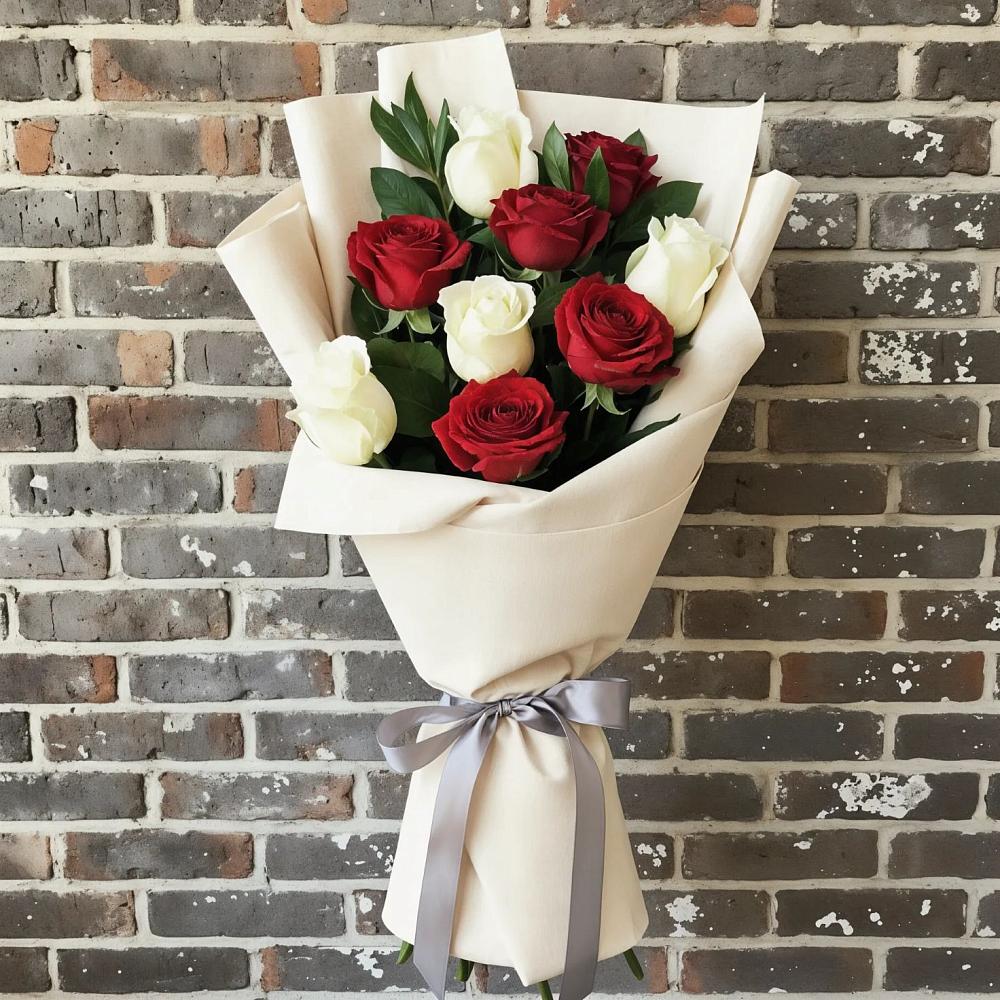 Букет красно-белые розы в Лянторе Букет цветов из: Розы в Лянторе