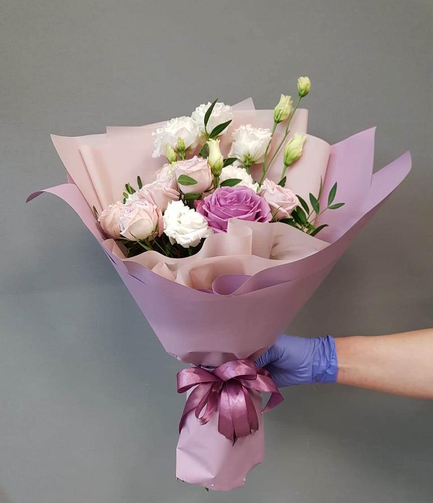 Букет Легкое дыхание в Лянторе Букет цветов из: Розы и Лизиантусы в Лянторе