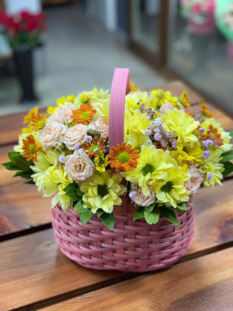 Композиция цветы лета в Лянторе Цветочная композиция из Хризантемы и Розы в корзине в Лянторе