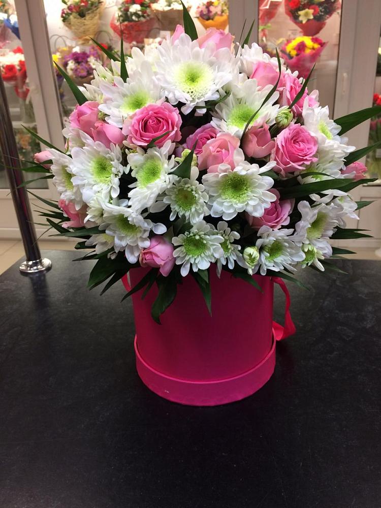 Композиция грация в Лянторе Цветочная композиция из Розы и Хризантемы в шляпной коробке в Лянторе