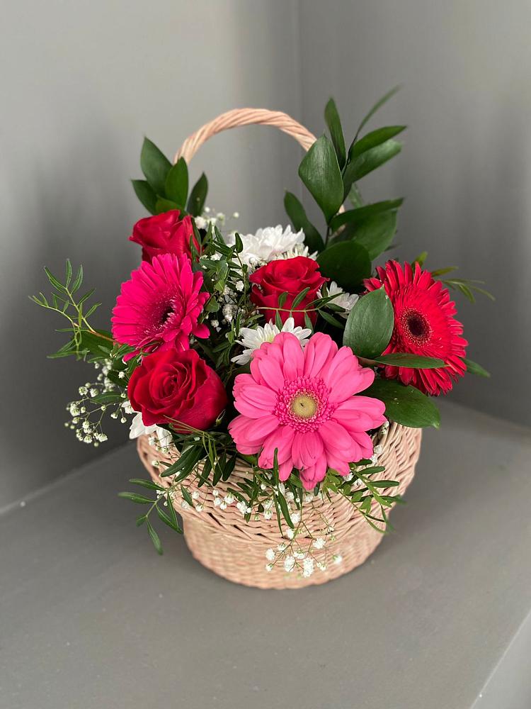 Композиция радостное событие в Лянторе Цветочная композиция из Розы, Хризантемы и Герберы в корзине в Лянторе