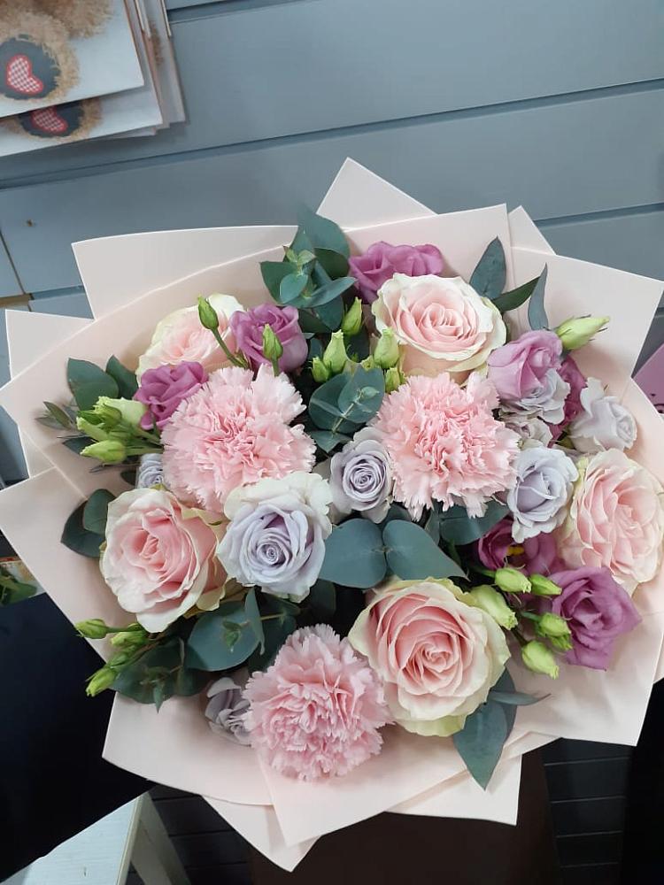 Букет обаятельный в Лянторе Букет цветов из: Розы, Гвоздики и Лизиантусы в Лянторе